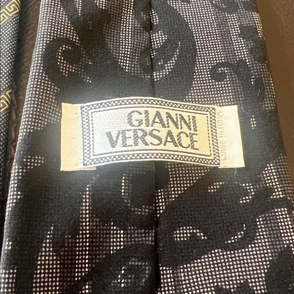 Versace Elegant Black and Gold Patterned Tie Made in Italy - Picture 2 of 5